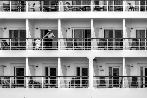 Peut-on trouver une location de vacances en Laponie avec des excursions en traîneau à chiens et des cours de survie en milieu polaire?